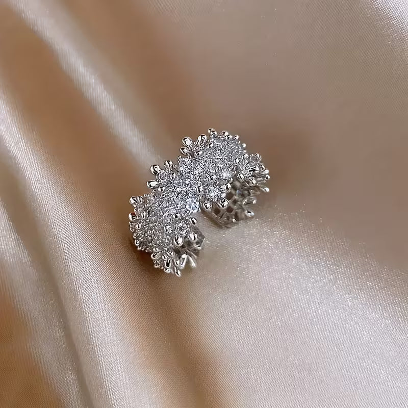 Prstan z luksuznim nepravilnim geometrijskim dizajnom