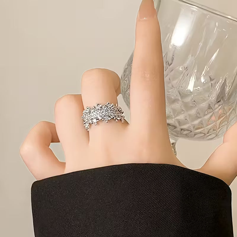 Ring med luksuriøst, uregelmæssigt geometrisk design