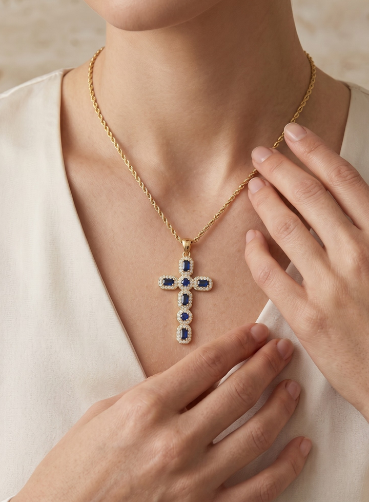 Elegant halskæde med zirconia kors