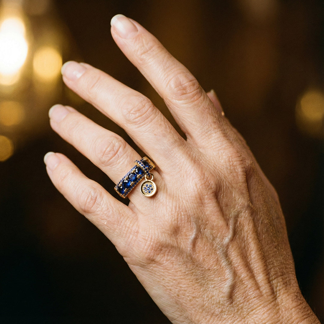 Antik ring i guld med blå krystal