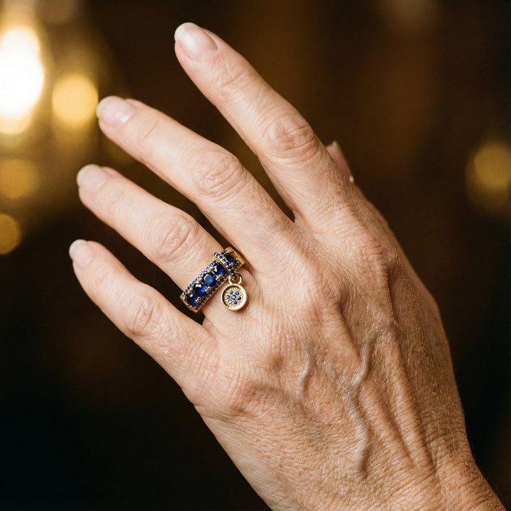 Antik ring i guld med blå krystal