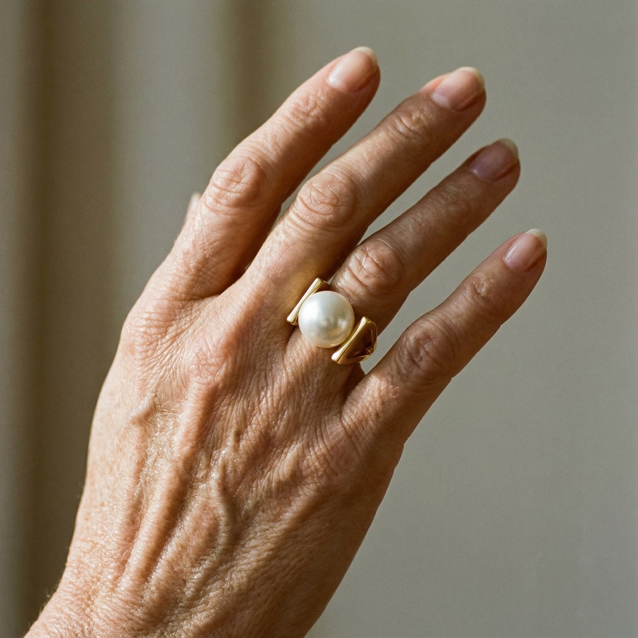 Gylden ring med perleindlæg i vintagestil