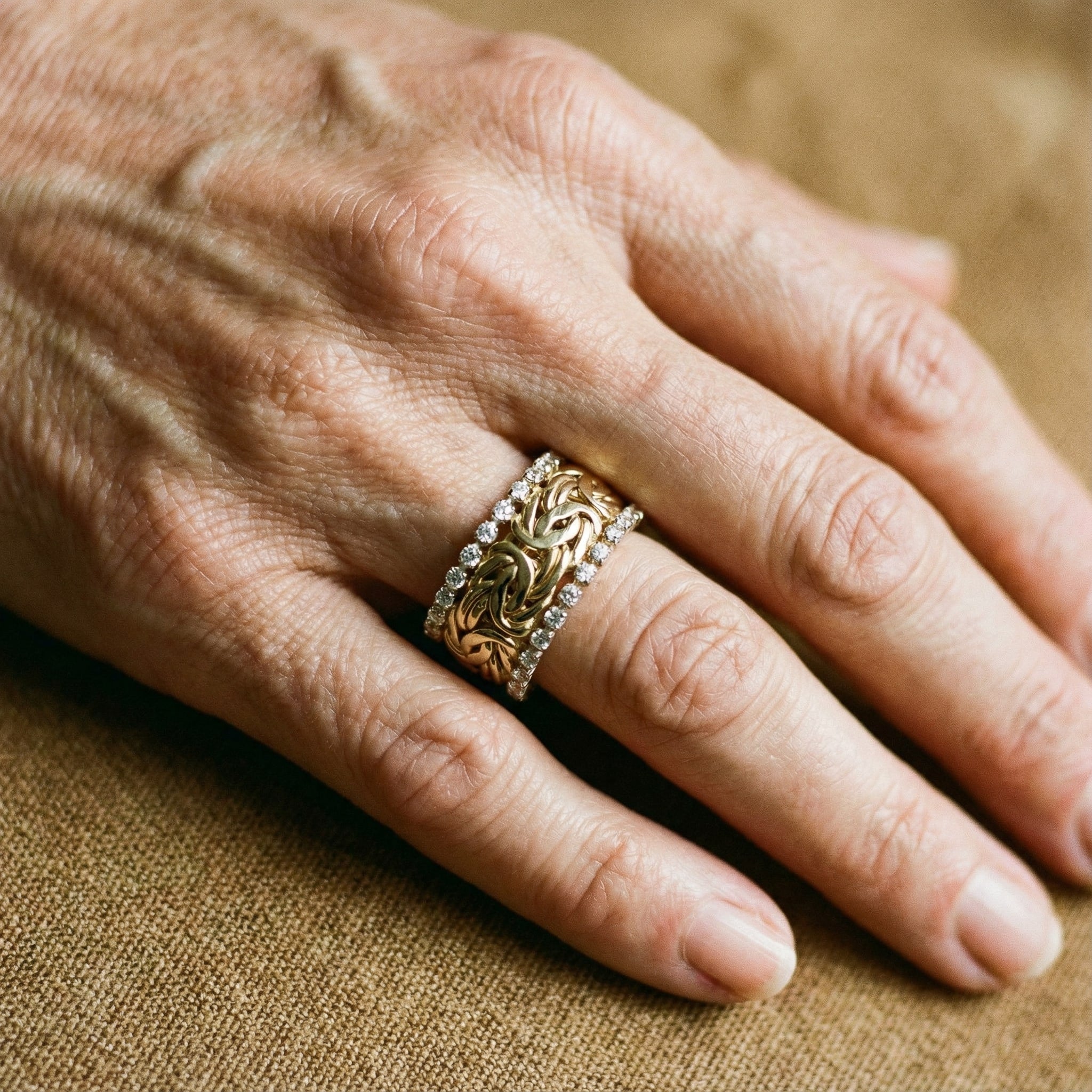 Anillo Vintage Dorado Trenzado con Zircón