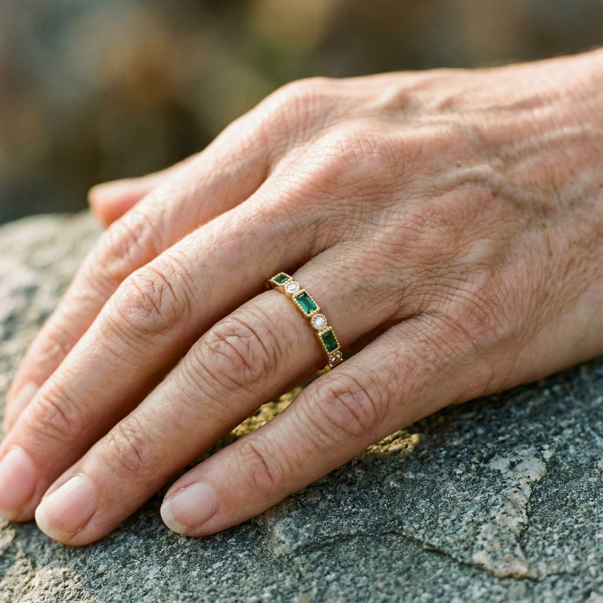 Vintage guldfarvet ring med grøn zirkonia