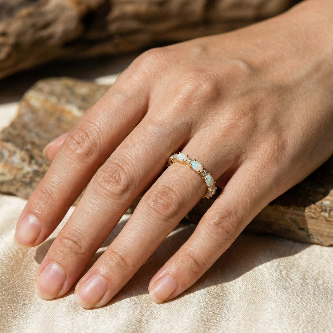 Vintage guldring med opal eternity