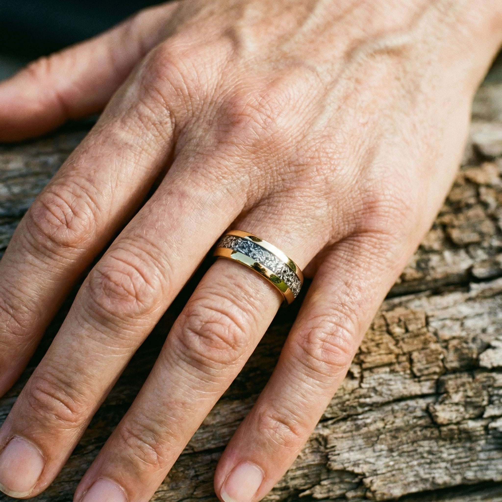 Ring med skinnende guldindlægninger