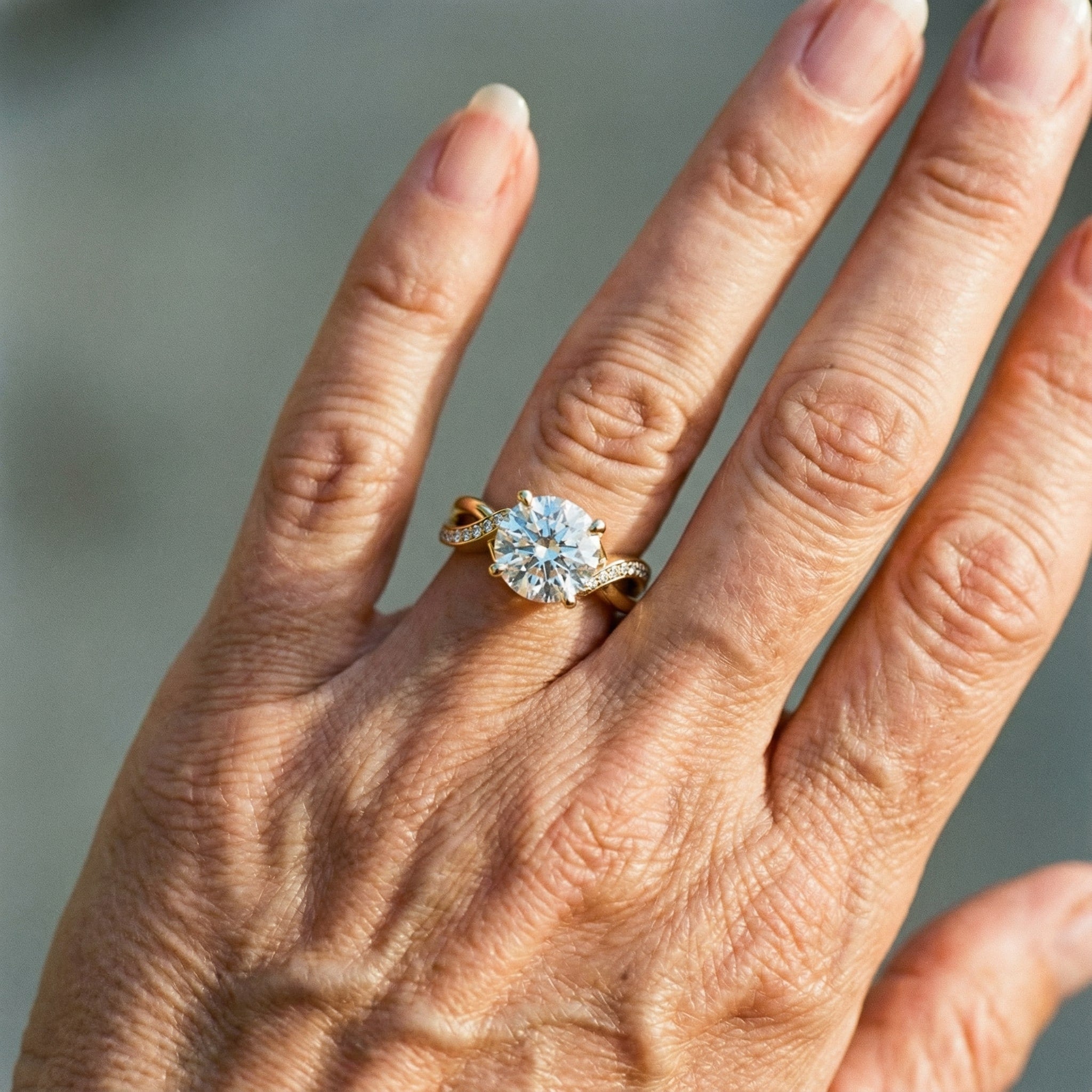 Vintage flettet ring i guld med cubic zirconia
