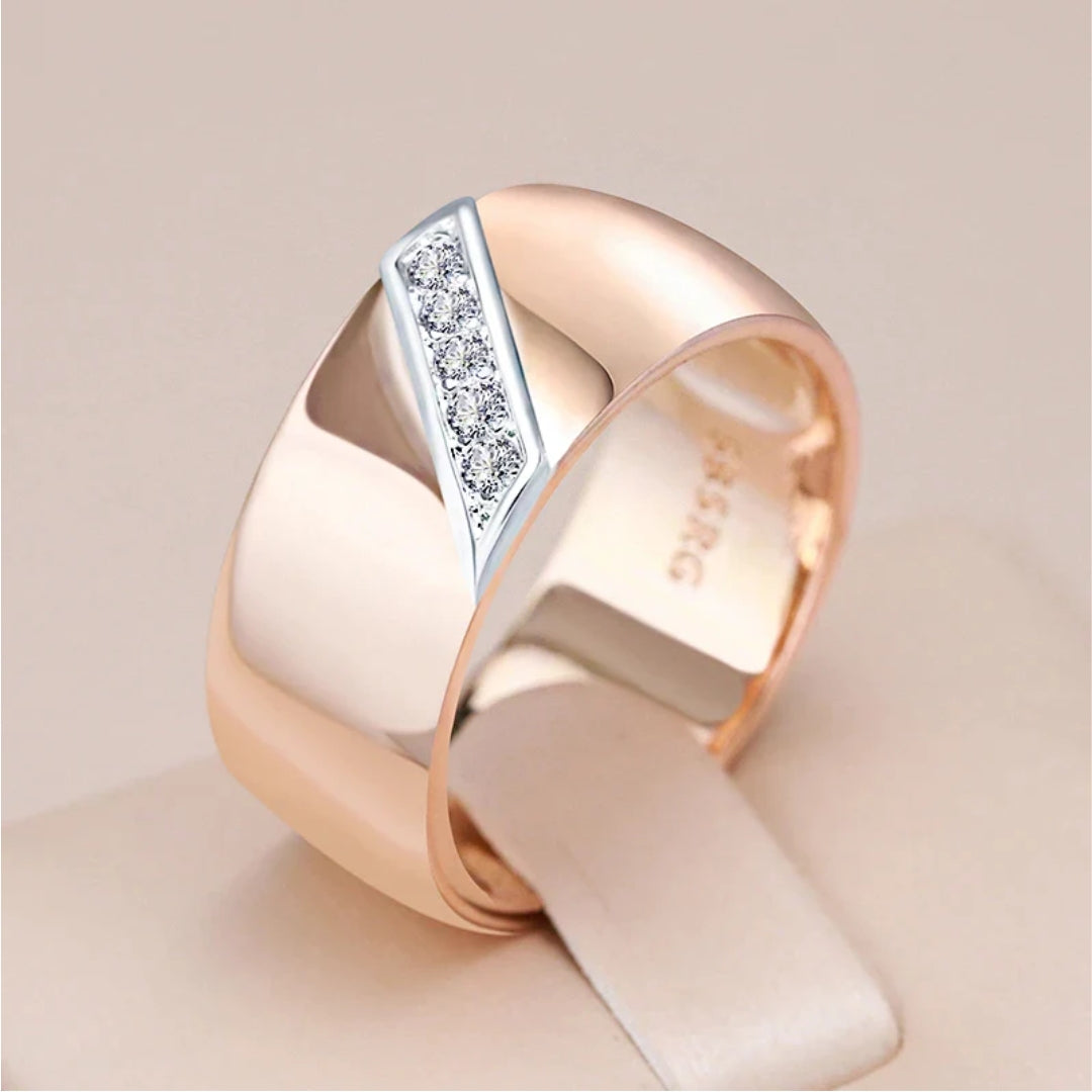 Elegant tyk guldring med zirkoner