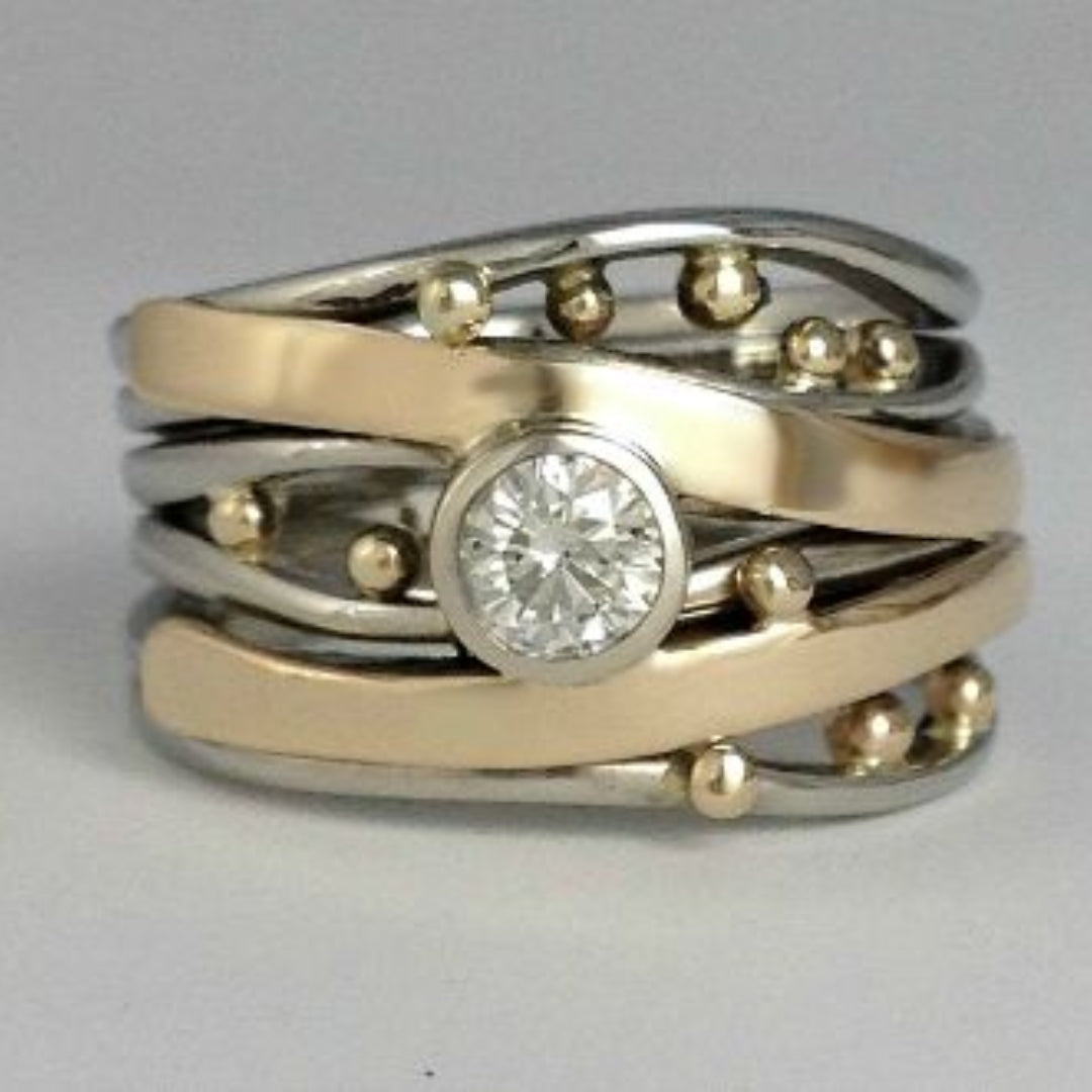 Anillo vintage con incrustaciones de circonita y oro