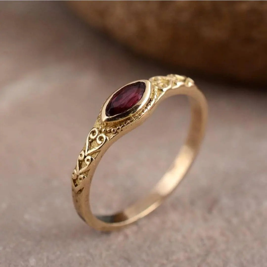Vintage guldring med rød krystal