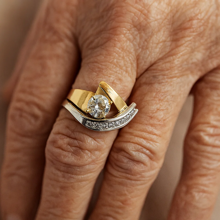 Vintage ring med uregelmæssig form i guld og sølv med zirkonia