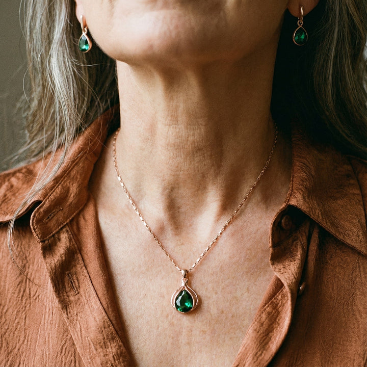 Komplet ogrlice in uhansov iz zelenega kristala in zlata