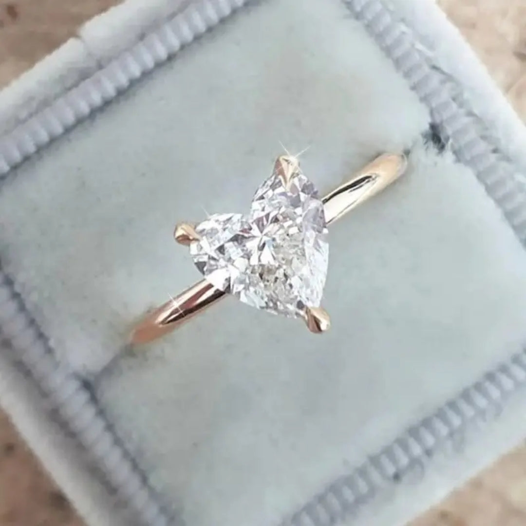 Fin ring med hjerte i zirconia