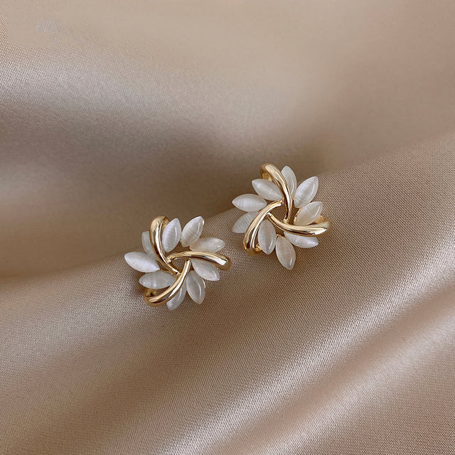 Elegante og raffinerede opalbladsøreringe i guld