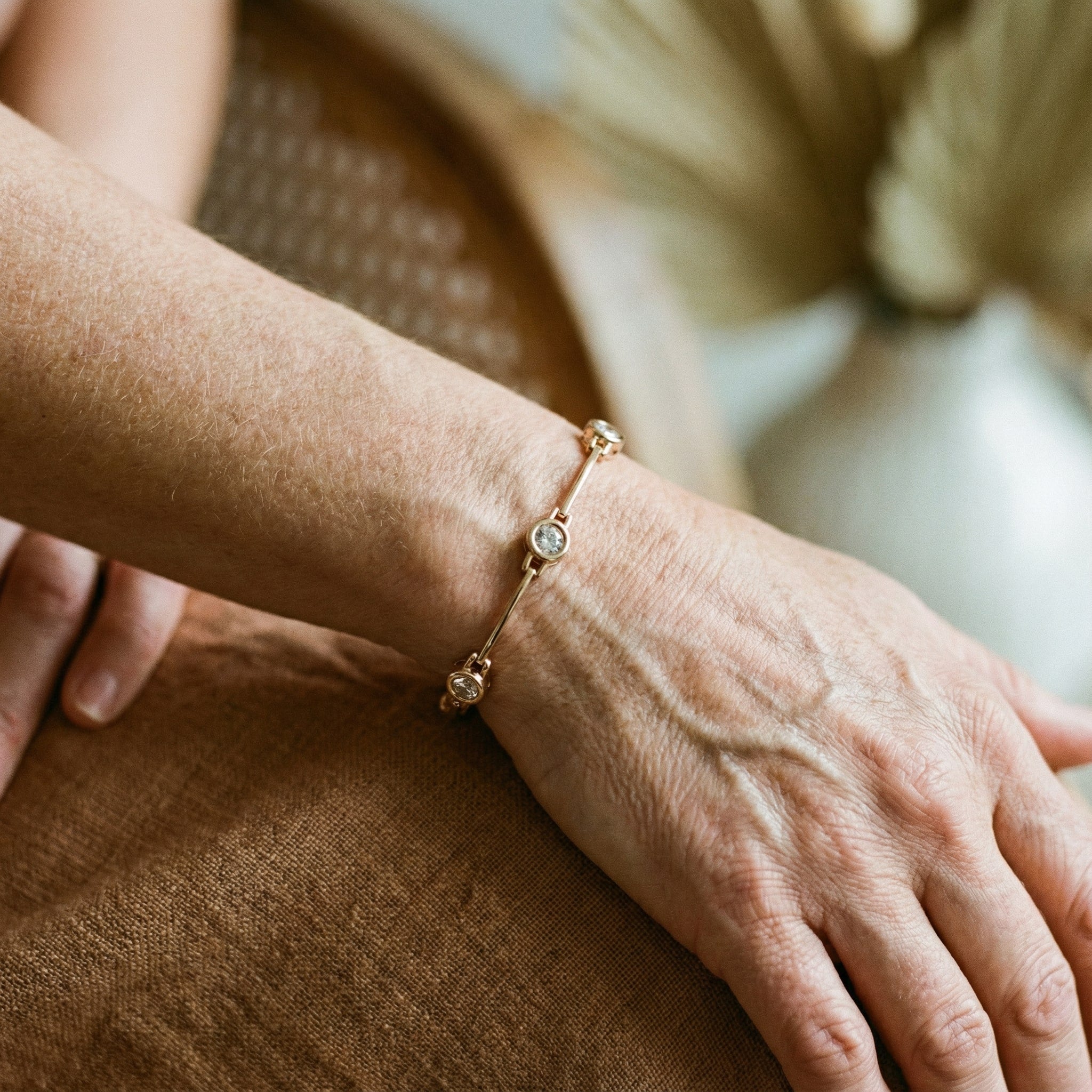 Elegant armbånd med zirkonia i guld