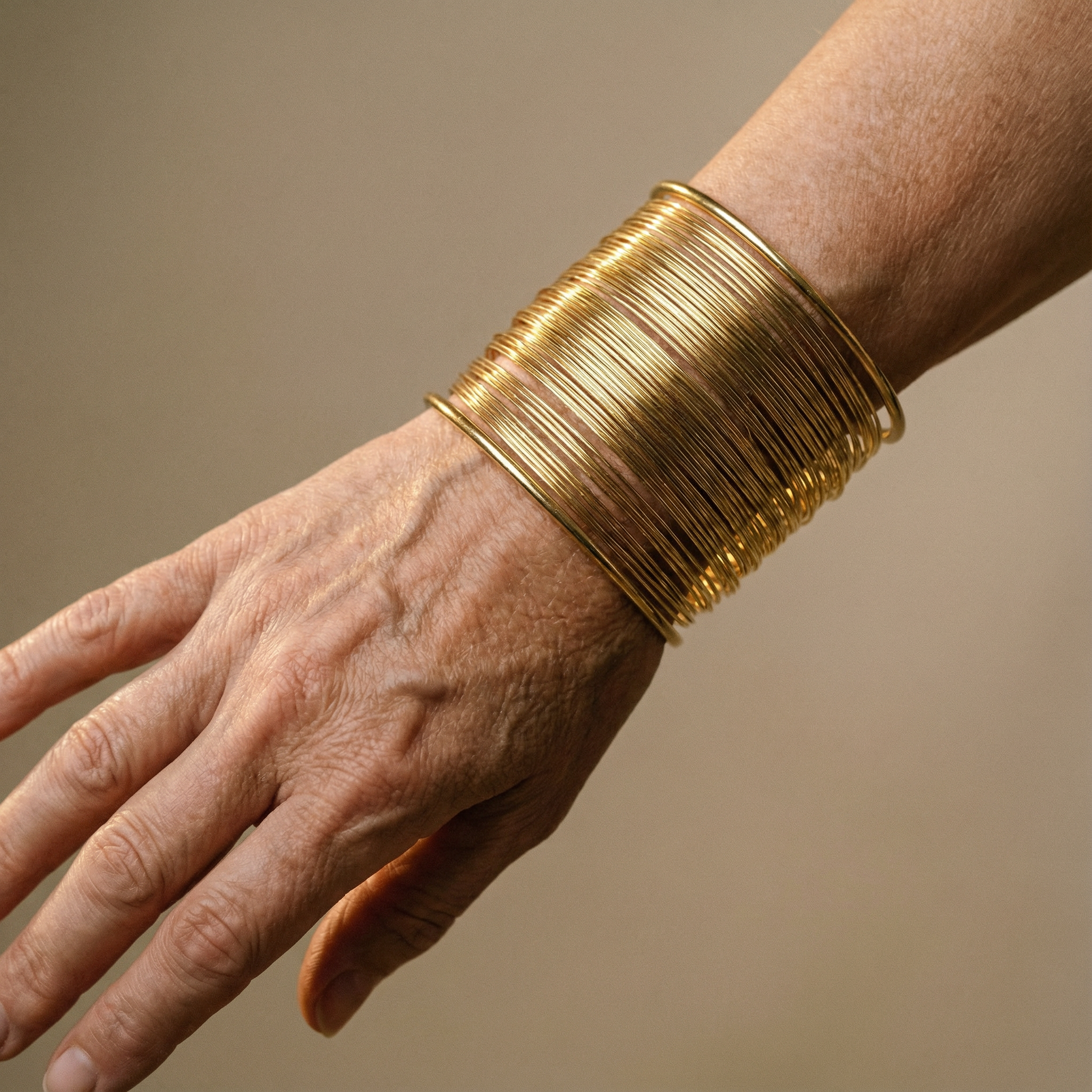 Armring med guldspiral