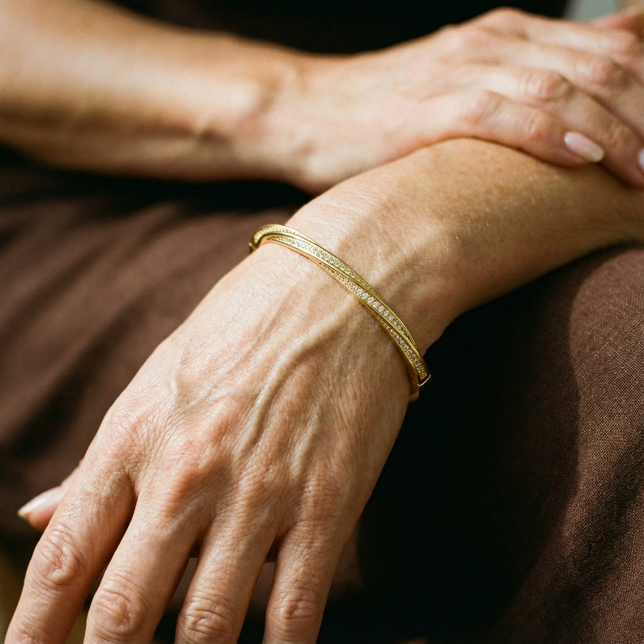Elegantt krystalarmbånd med to rækker i guld