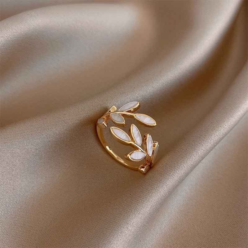 Justerbar hvid opal-ring i guld