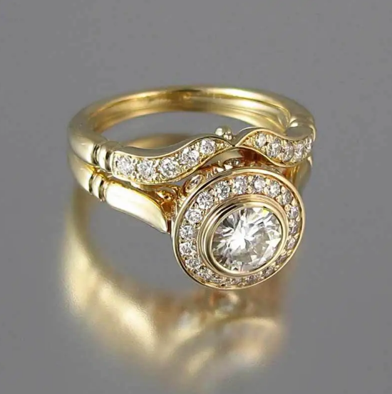 Ring med mikroindlagte gulddetaljer