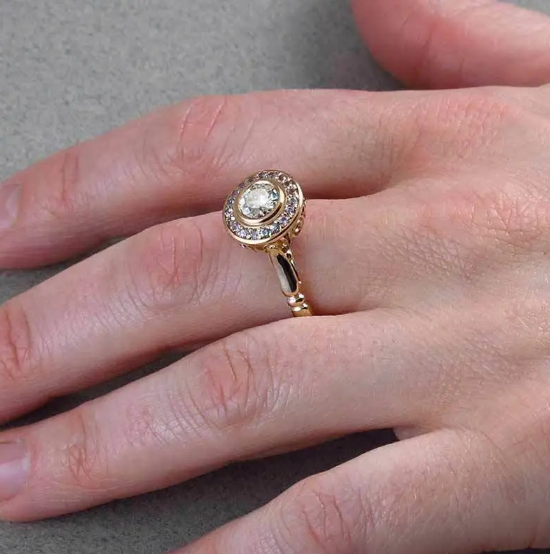 Ring med mikroindlagte gulddetaljer