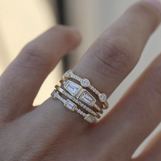 Firkantet zirkonring med fire diamanter