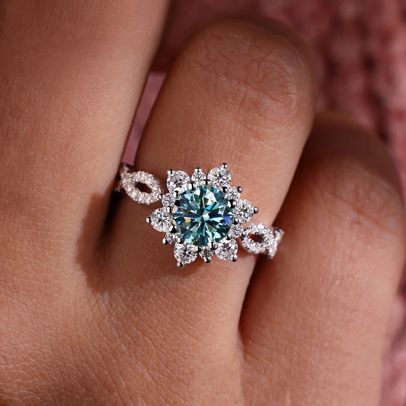 Blomsterformet ring med turkis krystal