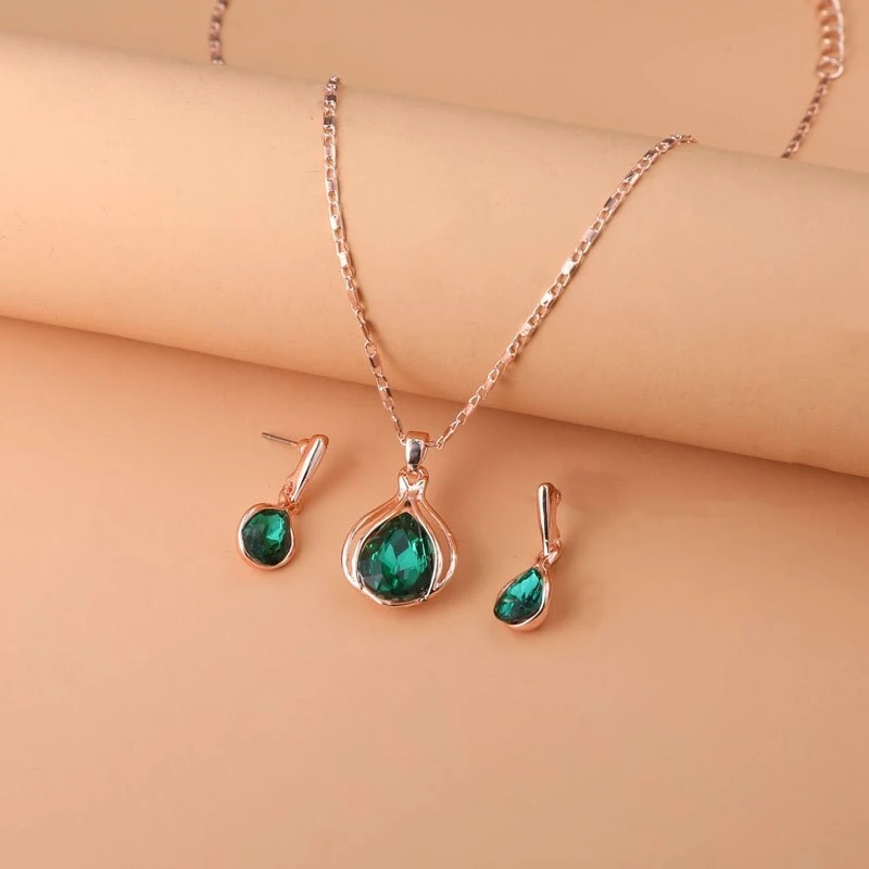 Sæt med halskæde og øreringe i grøn krystal og guld