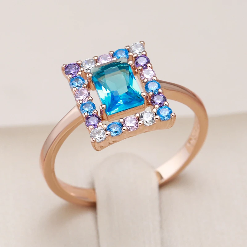 Elegant kubisk ring med blå zirkon