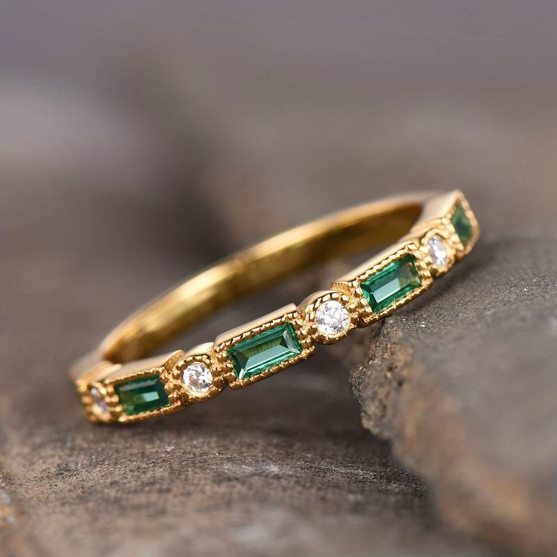 Anillo Vintage Verde con Incrustaciones de Circonita y Oro