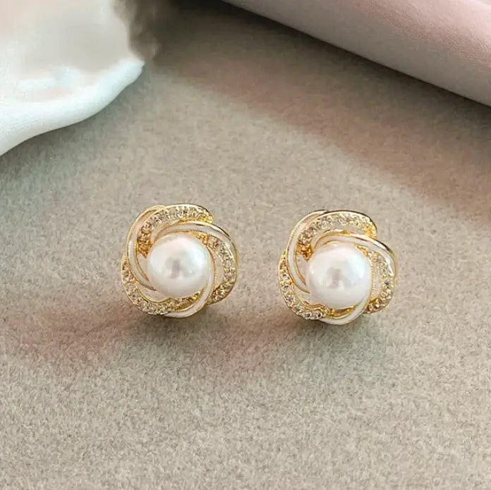 Elegante øreringe i guld med spiralperler og zirkonia