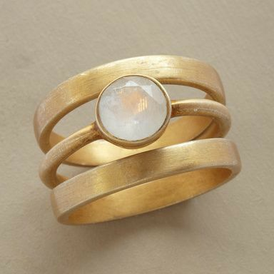 Vintage ring i guld med månestensindlæg