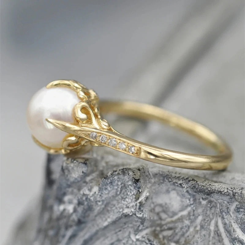 Vintage prstan z zlatim biserom v sredini