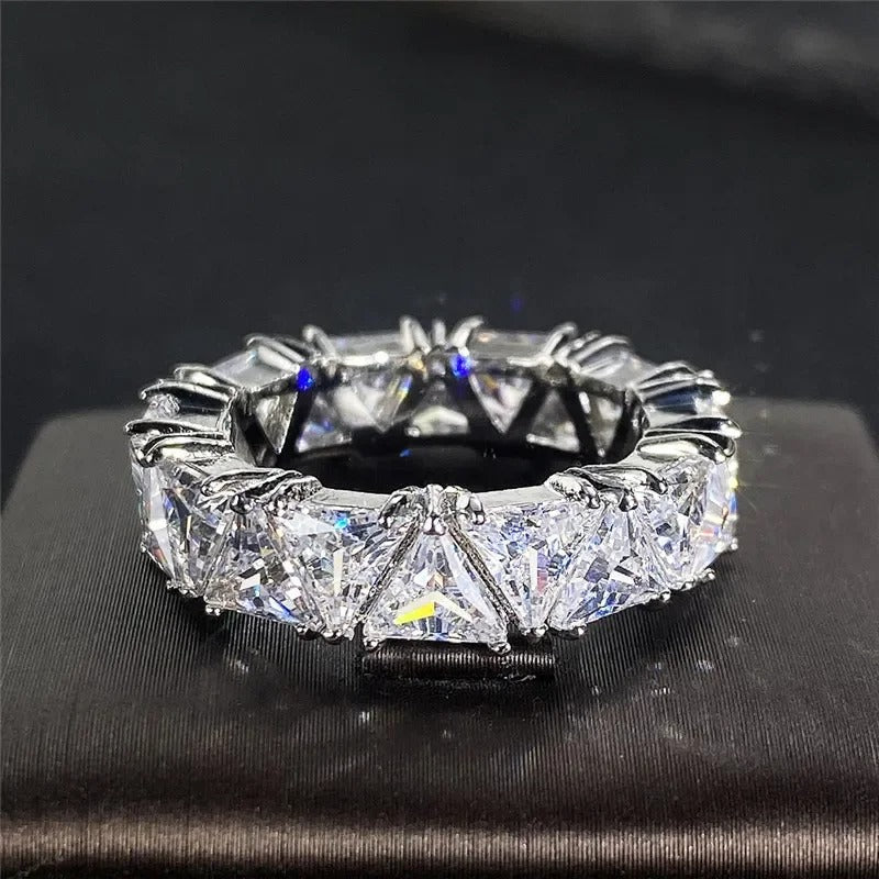 Anillo Vintage Triangular de Plata con Piedras Eternity