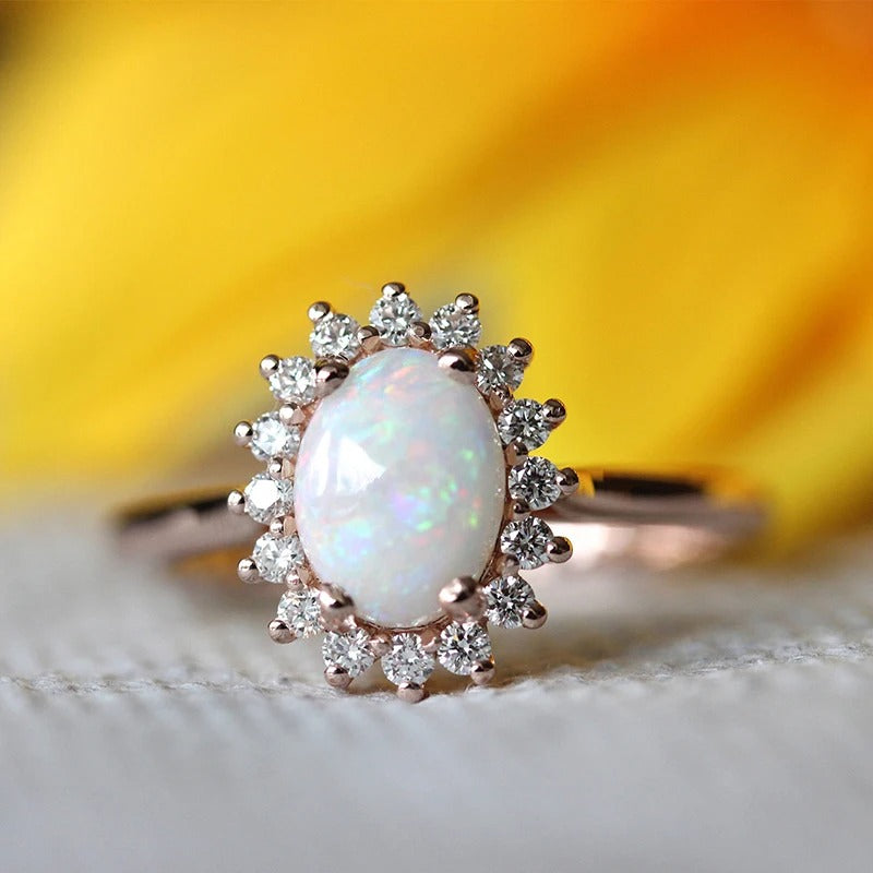 Vintage ring i rosa guld med oval opal og strålende krystalbord