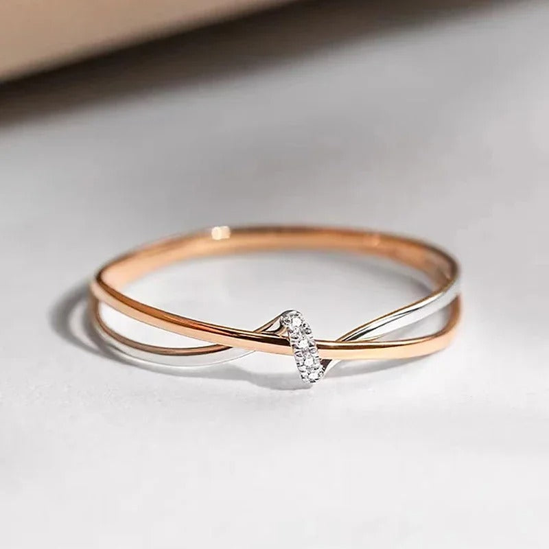 Sammenslynget ring i rosa guld og sølv