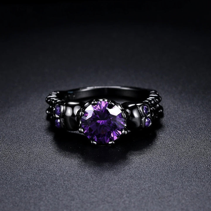 Anillo Vintage Negro Redondo con Piedra Preciosa Morada y Diseño Intrincado