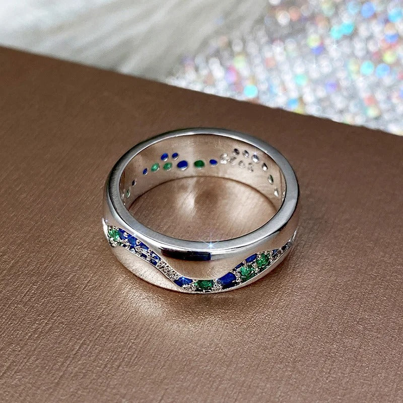 Vintage sølvfarvet ring med bølgende blå og grønne sten