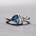 Anillo Vintage Plateado con Piedra Azul Triangular