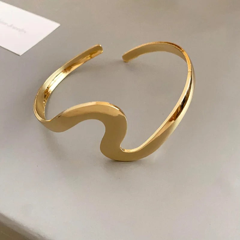 Klassisk åbent armbånd med guldbølge