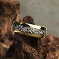 Anillo con incrustaciones doradas brillantes